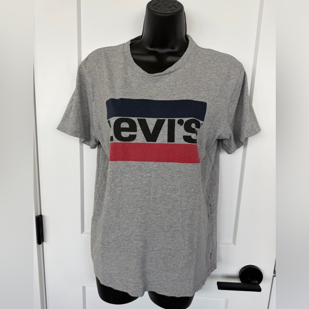 LEVIS UNISEX TEE SHIRT 
MENS Small or womens Medium 
classic Levis branding